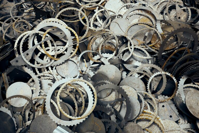 Altmetallentsorgung in Dietzenbach – sortierter Metallschrott zur Abholung bereit
